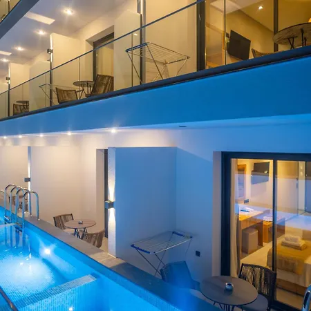 アパートホテル Luminous Luxury Living 4*