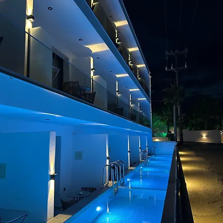 アパートホテル Luminous Luxury Living 4*